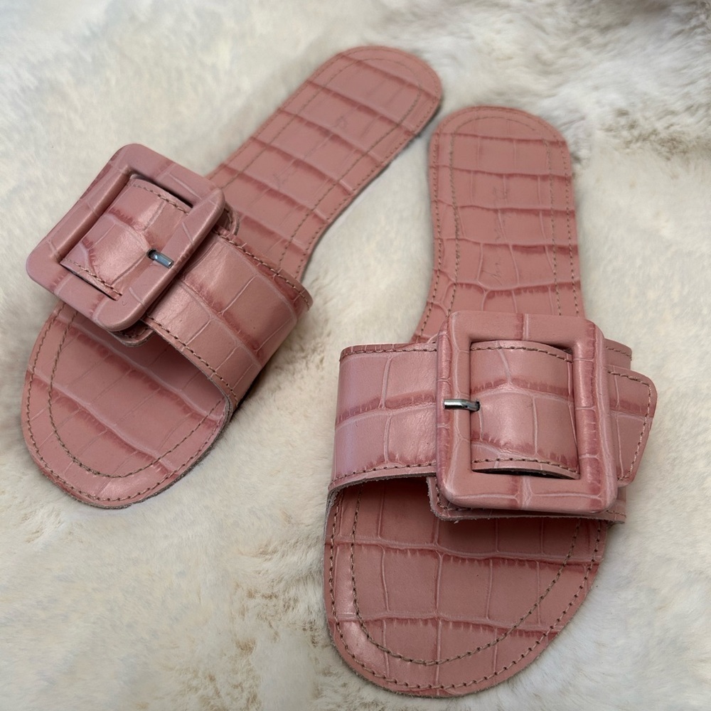 Definery The Loop Crocodile effect 100% leather Pink Sandals w/Buckle Sz-7.5.  N